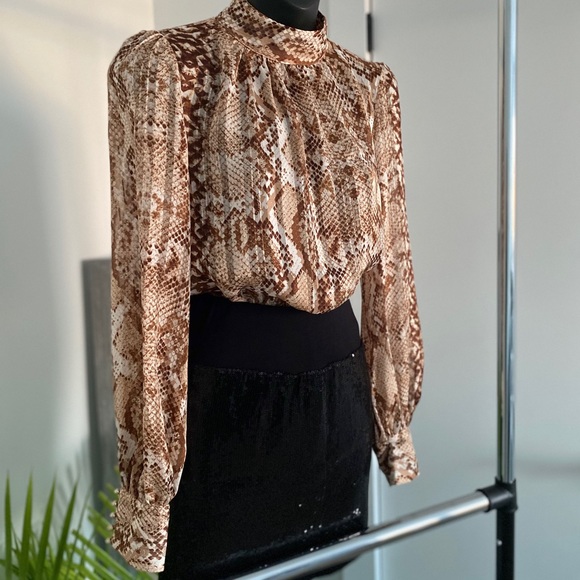 H&M SNAKE SKIN BLOUSE - NWT - SIZE 2 - Picture 2 of 8